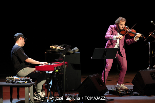 El Gran Ra (XII JazzEñe 2026. Teatro Victoria Eugenia, Donostia - San Sebastián. 2026-07-24) Por José Luis Luna Rocafort [INSTANTZZ AKA Galería fotográfica AKA Fotoblog de jazz, impro… y algo más] - Tomajazz - El Gran Ra actuó en el XII JazzEñe 2026 en San Sebastián. José Luis Luna Rocafort lo retrata en INSTANTZZ. Con Raúl Márquez, David Sancho, Fran Gayo