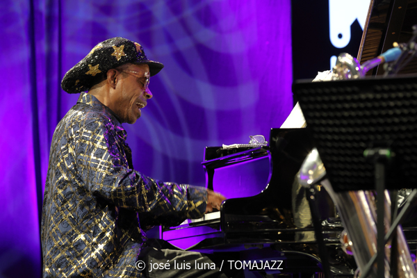Sun Ra Arkestra (49 Festival de Jazz de Vitoria-Gasteiz 2026. 2026-07-16) Por José Luis Luna Rocafort [INSTANTZZ AKA Galería fotográfica AKA Fotoblog de jazz, impro… y algo más] - Tomajazz - Sun Ra Arkestra actuó en el 49 Festival de Jazz de Vitoria-Gasteiz 2026. José Luis Luna Rocafort lo retrata en INSTANTZZ. Sun Ra Arkestra son Tara Middleton, Knoel Scott, Chris Hemingway, James Stewart, Alex Harding, Michael Ray, Cecil Brooks, Andrae Murchison, Vicent Chancey, Lafayette Gilchrist, Stephen Killion, Carl Le Blanc, George Gary, Elson Nascimento, Jose Da Silva