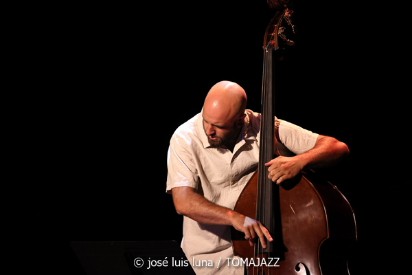 Daniel Juárez Quartet: Reflexividad (XII JazzEñe 2026. Teatro Victoria Eugenia, Donostia - San Sebastián. 2026-07-25) Por José Luis Luna Rocafort [INSTANTZZ AKA Galería fotográfica AKA Fotoblog de jazz, impro… y algo más] - Tomajazz - Daniel Juárez Quartet: Reflexividad actuó en el XII JazzEñe 2026 que se celebró en el Teatro Victoria Eugenia de Donostia - San Sebastián, el 25 de julio de 2026. José Luis Luna Rocafort lo retrata en INSTANTZZ. Con Daniel Juárez, Xan Campos, Darío Guibert, Rodrigo Ballesteros