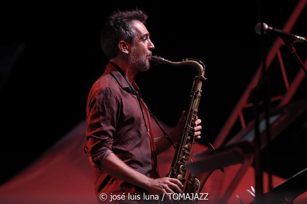Antoni Marí Sextet (38 Eivissa Jazz Festival. 2026-09-04) Por José Luis Luna Rocafort [INSTANTZZ AKA Galería fotográfica AKA Fotoblog de jazz, impro… y algo más] - Tomajazz - Antoni Marí Sextet actuó en el 38 Eivissa Jazz Festival 2026. José Luis Luna Rocafort lo retrata en INSTANTZZ. Con Antoni Marí, Oriol Vallés, Gabriel Amargant, Guillaume Coulbois, Ot Granados, Rubén Bueno
