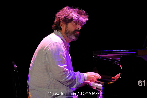 Louis Sclavis Quintet: India (61 Jazzaldia 2026. Donosti. 2026-07-26) Por José Luis Luna Rocafort [INSTANTZZ AKA Galería fotográfica AKA Fotoblog de jazz, impro… y algo más] - Tomajazz - Louis Sclavis Quintet: India actuó en el 61 Jazzaldia 2026. José Luis Luna Rocafort lo retrata en INSTANTZZ. Con Louis Sclavis, Sarah Murcia, Benjamin Moussay, Olivier Laisney, Christophe Lavergne