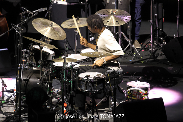 Pat Metheny Side-Eye III+ (61 Jazzaldia 2026. Donosti. 2026-07-25) Por José Luis Luna Rocafort [INSTANTZZ AKA Galería fotográfica AKA Fotoblog de jazz, impro… y algo más] - Tomajazz - Pat Metheny Side-Eye III+ actuó en el 61 Jazzaldia 2026. José Luis Luna Rocafort lo retrata en INSTANTZZ. Con Pat Metheny, Chris Fishman, Joe Dyson, Jermaine Paul, Leonard Patton