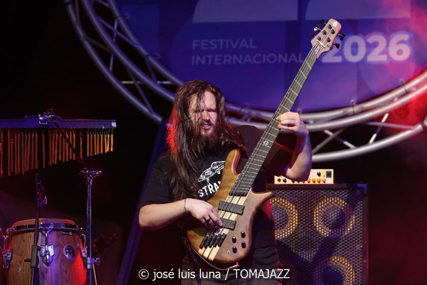 L.A.B. Trio (38 Eivissa Jazz Festival. 2026-09-03) Por José Luis Luna Rocafort [INSTANTZZ AKA Galería fotográfica AKA Fotoblog de jazz, impro… y algo más] - Tomajazz - L.A.B. Trio actuó en el 38 Eivissa Jazz Festival como ganador del Concurso de Grupos del Festival de Jazz de Getxo. José Luis Luna Rocafort lo retrata en INSTANTZZ. L.A.B. Trio son Leela Faude, Alexandre Barthalay, Barnabás Miháy