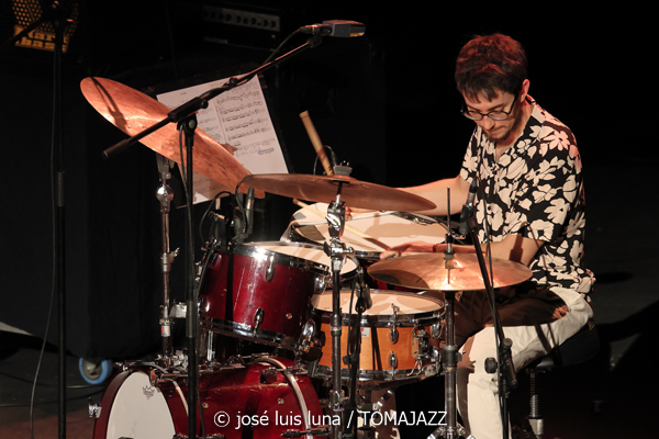 Víctor Antón Cuarteto (XII JazzEñe 2026. Teatro Victoria Eugenia, Donostia - San Sebastián. 2026-07-25) Por José Luis Luna Rocafort [INSTANTZZ AKA Galería fotográfica AKA Fotoblog de jazz, impro… y algo más] - Tomajazz - La propuesta Víctor Antón Cuarteto fue una de las seleccionadas en el XII JazzEñe 2026, que se celebró en julio de 2025 en Donosti. José Luis Luna Rocafort lo retrata en INSTANTZZ. Con Víctor Antón, Daniel Juárez, Darío Guibert, Rodrigo Ballesteros