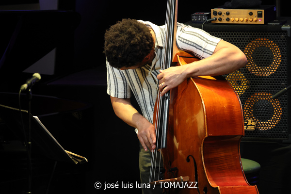 Riley Mulherkar (49 Festival de Jazz de Vitoria-Gasteiz 2026. 2026-07-17) Por José Luis Luna Rocafort [INSTANTZZ AKA Galería fotográfica AKA Fotoblog de jazz, impro… y algo más] - Tomajazz - Riley Mulherkar actuó en el 49 Festival de Jazz de Vitoria-Gasteiz 2026. José Luis Luna Rocafort lo retrata en INSTANTZZ. Con Riley Mulherkar, Barry Stephenson, Chris Pattishall, Jason Burger