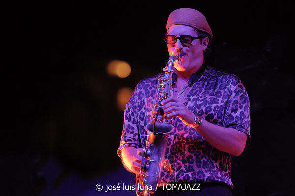 The Illusions & Nathan Haines (38 Eivissa Jazz Festival. 2026-09-03) Por José Luis Luna Rocafort [INSTANTZZ AKA Galería fotográfica AKA Fotoblog de jazz, impro… y algo más] - Tomajazz - The Illusions & Nathan Haines actuaron en el 38 Eivissa Jazz Festival. José Luis Luna Rocafort lo retrata en INSTANTZZ. Participaron Pere Navarro, Franco Botto, Antonio Blakstad, Antoni Marí, Antonio Prosper, Arturo García, Katana McKenzie, Nathan Haines