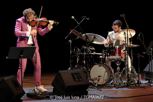 El Gran Ra (XII JazzEñe 2026. Teatro Victoria Eugenia, Donostia - San Sebastián. 2026-07-24) Por José Luis Luna Rocafort [INSTANTZZ AKA Galería fotográfica AKA Fotoblog de jazz, impro… y algo más] - Tomajazz - El Gran Ra actuó en el XII JazzEñe 2026 en San Sebastián. José Luis Luna Rocafort lo retrata en INSTANTZZ. Con Raúl Márquez, David Sancho, Fran Gayo