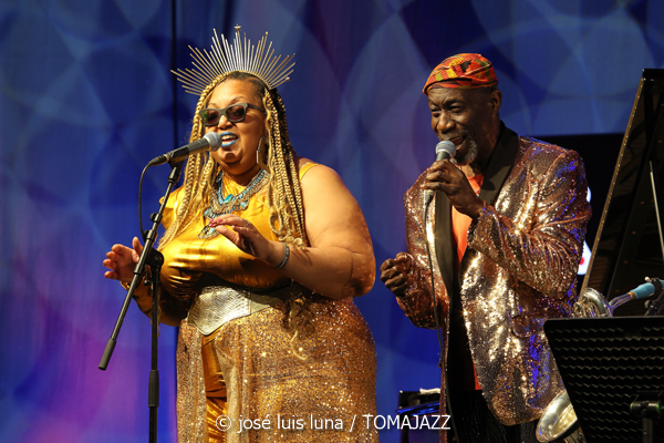Sun Ra Arkestra (49 Festival de Jazz de Vitoria-Gasteiz 2026. 2026-07-16) Por José Luis Luna Rocafort [INSTANTZZ AKA Galería fotográfica AKA Fotoblog de jazz, impro… y algo más] - Tomajazz - Sun Ra Arkestra actuó en el 49 Festival de Jazz de Vitoria-Gasteiz 2026. José Luis Luna Rocafort lo retrata en INSTANTZZ. Sun Ra Arkestra son Tara Middleton, Knoel Scott, Chris Hemingway, James Stewart, Alex Harding, Michael Ray, Cecil Brooks, Andrae Murchison, Vicent Chancey, Lafayette Gilchrist, Stephen Killion, Carl Le Blanc, George Gary, Elson Nascimento, Jose Da Silva