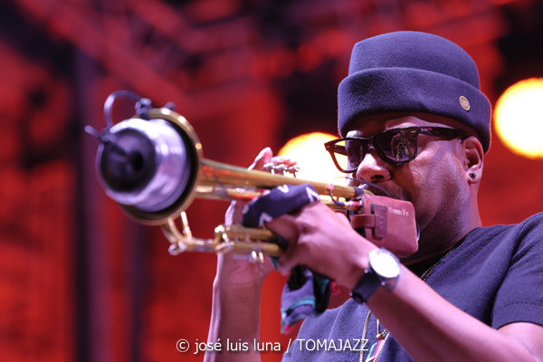 Marcus Miller: We Want Miles! (61 Jazzaldia 2026. Donosti. 2026-07-25) Por José Luis Luna Rocafort [INSTANTZZ AKA Galería fotográfica AKA Fotoblog de jazz, impro… y algo más] - Tomajazz - Marcus Miller: We Want Miles! actuó en el 61 Jazzaldia 2026. José Luis Luna Rocafort lo retrata en INSTANTZZ. Con