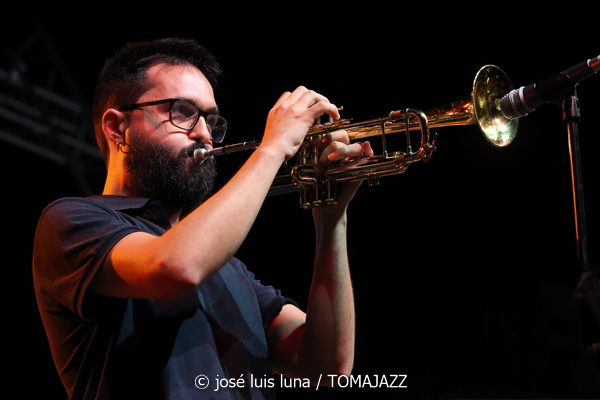 Antoni Marí Sextet (38 Eivissa Jazz Festival. 2026-09-04) Por José Luis Luna Rocafort [INSTANTZZ AKA Galería fotográfica AKA Fotoblog de jazz, impro… y algo más] - Tomajazz - Antoni Marí Sextet actuó en el 38 Eivissa Jazz Festival 2026. José Luis Luna Rocafort lo retrata en INSTANTZZ. Con Antoni Marí, Oriol Vallés, Gabriel Amargant, Guillaume Coulbois, Ot Granados, Rubén Bueno