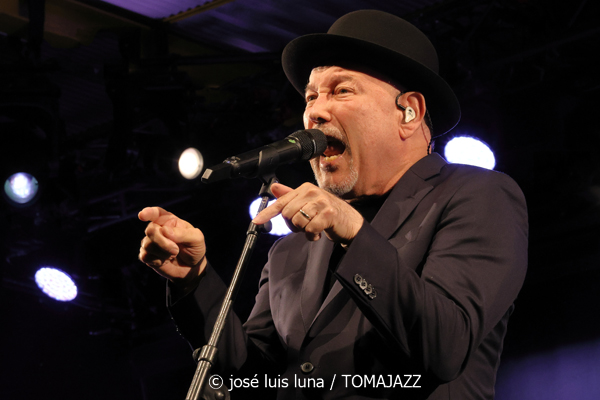Rubén Blades con Roberto Delgado Big Band (49 Festival de Jazz de Vitoria-Gasteiz 2026. 2026-07-17) Por José Luis Luna Rocafort [INSTANTZZ AKA Galería fotográfica AKA Fotoblog de jazz, impro… y algo más] - Tomajazz - Rubén Blades con Roberto Delgado Big Band actuó en el 49 Festival de Jazz de Vitoria-Gasteiz 2026. José Luis Luna Rocafort lo retrata en INSTANTZZ. Con Rubén Blades, Roberto Delgado, Iván Navarro, Luis Carlos Pérez, Carlos Agrazal, Miguel Arau, Carlos Ubarte, Alejandro Castillo, Emaus Montero, Juan Carlos López, Roberto Ruiz, Avenicio Núñez, Francisco Delvecchio, Higinio Flores, Idígoras Bethancourt, Juan Berna, Luis E. Becerra, Ademir Berrocal, Raúl Rivera, José Ramón Guerra, Daniel Jiménez-Bloise