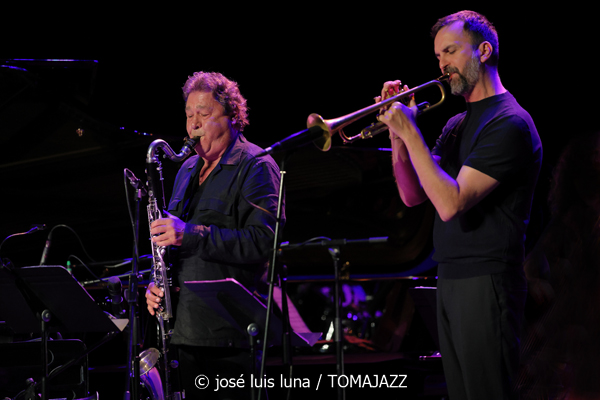 Louis Sclavis Quintet: India (61 Jazzaldia 2026. Donosti. 2026-07-26) Por José Luis Luna Rocafort [INSTANTZZ AKA Galería fotográfica AKA Fotoblog de jazz, impro… y algo más] - Tomajazz - Louis Sclavis Quintet: India actuó en el 61 Jazzaldia 2026. José Luis Luna Rocafort lo retrata en INSTANTZZ. Con Louis Sclavis, Sarah Murcia, Benjamin Moussay, Olivier Laisney, Christophe Lavergne