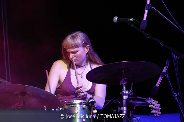 L.A.B. Trio (38 Eivissa Jazz Festival. 2026-09-03) Por José Luis Luna Rocafort [INSTANTZZ AKA Galería fotográfica AKA Fotoblog de jazz, impro… y algo más] - Tomajazz - L.A.B. Trio actuó en el 38 Eivissa Jazz Festival como ganador del Concurso de Grupos del Festival de Jazz de Getxo. José Luis Luna Rocafort lo retrata en INSTANTZZ. L.A.B. Trio son Leela Faude, Alexandre Barthalay, Barnabás Miháy