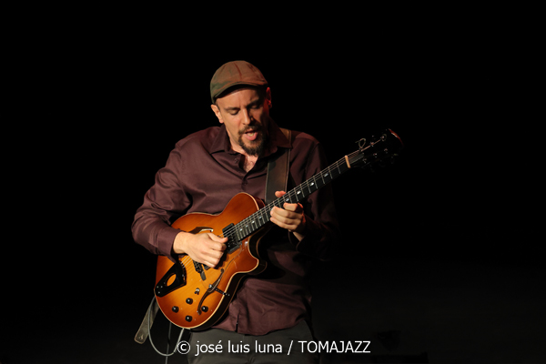 Víctor Antón Cuarteto (XII JazzEñe 2026. Teatro Victoria Eugenia, Donostia - San Sebastián. 2026-07-25) Por José Luis Luna Rocafort [INSTANTZZ AKA Galería fotográfica AKA Fotoblog de jazz, impro… y algo más] - Tomajazz - La propuesta Víctor Antón Cuarteto fue una de las seleccionadas en el XII JazzEñe 2026, que se celebró en julio de 2025 en Donosti. José Luis Luna Rocafort lo retrata en INSTANTZZ. Con Víctor Antón, Daniel Juárez, Darío Guibert, Rodrigo Ballesteros