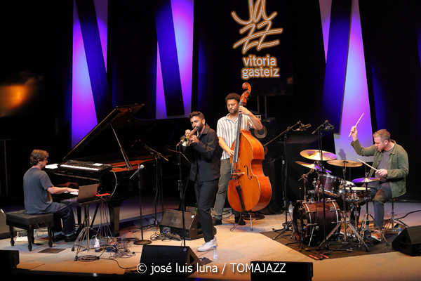 Riley Mulherkar (49 Festival de Jazz de Vitoria-Gasteiz 2026. 2026-07-17) Por José Luis Luna Rocafort [INSTANTZZ AKA Galería fotográfica AKA Fotoblog de jazz, impro… y algo más] - Tomajazz - Riley Mulherkar actuó en el 49 Festival de Jazz de Vitoria-Gasteiz 2026. José Luis Luna Rocafort lo retrata en INSTANTZZ. Con Riley Mulherkar, Barry Stephenson, Chris Pattishall, Jason Burger