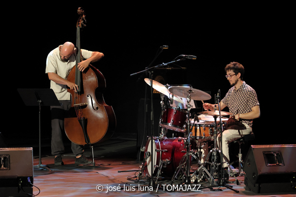 Daniel Juárez Quartet: Reflexividad (XII JazzEñe 2026. Teatro Victoria Eugenia, Donostia - San Sebastián. 2026-07-25) Por José Luis Luna Rocafort [INSTANTZZ AKA Galería fotográfica AKA Fotoblog de jazz, impro… y algo más] - Tomajazz - Daniel Juárez Quartet: Reflexividad actuó en el XII JazzEñe 2026 que se celebró en el Teatro Victoria Eugenia de Donostia - San Sebastián, el 25 de julio de 2026. José Luis Luna Rocafort lo retrata en INSTANTZZ. Con Daniel Juárez, Xan Campos, Darío Guibert, Rodrigo Ballesteros