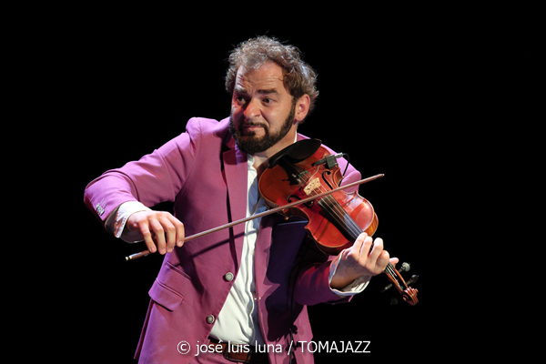 El Gran Ra (XII JazzEñe 2026. Teatro Victoria Eugenia, Donostia - San Sebastián. 2026-07-24) Por José Luis Luna Rocafort [INSTANTZZ AKA Galería fotográfica AKA Fotoblog de jazz, impro… y algo más] - Tomajazz - El Gran Ra actuó en el XII JazzEñe 2026 en San Sebastián. José Luis Luna Rocafort lo retrata en INSTANTZZ. Con Raúl Márquez, David Sancho, Fran Gayo