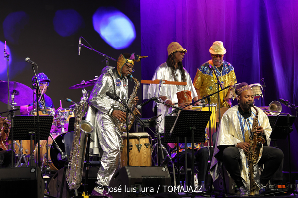 Sun Ra Arkestra (49 Festival de Jazz de Vitoria-Gasteiz 2026. 2026-07-16) Por José Luis Luna Rocafort [INSTANTZZ AKA Galería fotográfica AKA Fotoblog de jazz, impro… y algo más] - Tomajazz - Sun Ra Arkestra actuó en el 49 Festival de Jazz de Vitoria-Gasteiz 2026. José Luis Luna Rocafort lo retrata en INSTANTZZ. Sun Ra Arkestra son Tara Middleton, Knoel Scott, Chris Hemingway, James Stewart, Alex Harding, Michael Ray, Cecil Brooks, Andrae Murchison, Vicent Chancey, Lafayette Gilchrist, Stephen Killion, Carl Le Blanc, George Gary, Elson Nascimento, Jose Da Silva
