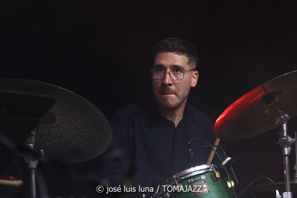 Antoni Marí Sextet (38 Eivissa Jazz Festival. 2026-09-04) Por José Luis Luna Rocafort [INSTANTZZ AKA Galería fotográfica AKA Fotoblog de jazz, impro… y algo más] - Tomajazz - Antoni Marí Sextet actuó en el 38 Eivissa Jazz Festival 2026. José Luis Luna Rocafort lo retrata en INSTANTZZ. Con Antoni Marí, Oriol Vallés, Gabriel Amargant, Guillaume Coulbois, Ot Granados, Rubén Bueno
