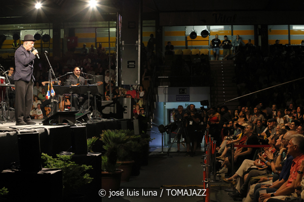 Rubén Blades con Roberto Delgado Big Band (49 Festival de Jazz de Vitoria-Gasteiz 2026. 2026-07-17) Por José Luis Luna Rocafort [INSTANTZZ AKA Galería fotográfica AKA Fotoblog de jazz, impro… y algo más] - Tomajazz - Rubén Blades con Roberto Delgado Big Band actuó en el 49 Festival de Jazz de Vitoria-Gasteiz 2026. José Luis Luna Rocafort lo retrata en INSTANTZZ. Con Rubén Blades, Roberto Delgado, Iván Navarro, Luis Carlos Pérez, Carlos Agrazal, Miguel Arau, Carlos Ubarte, Alejandro Castillo, Emaus Montero, Juan Carlos López, Roberto Ruiz, Avenicio Núñez, Francisco Delvecchio, Higinio Flores, Idígoras Bethancourt, Juan Berna, Luis E. Becerra, Ademir Berrocal, Raúl Rivera, José Ramón Guerra, Daniel Jiménez-Bloise