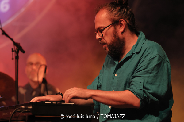 Eivissa Jazz Experience 2026 (38 Eivissa Jazz Festival. 2026-09-04) Por José Luis Luna Rocafort [INSTANTZZ AKA Galería fotográfica AKA Fotoblog de jazz, impro… y algo más] - Tomajazz - Eivissa Jazz Experience 2026 en el 38 Eivissa Jazz Festival, el 4 de septiembre de 2026. José Luis Luna Rocafort retrata en INSTANTZZ una propuesta clásica el Festival de Jazz de Ibiza. En 2026 con Abe Rábade, Ramon Prats, Toño Miguel, Eva Fernández, Alejandro Vargas, Antoni Marí