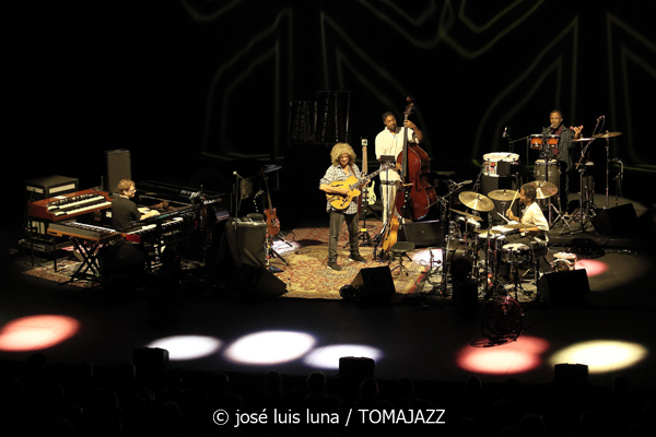 Pat Metheny Side-Eye III+ (61 Jazzaldia 2026. Donosti. 2026-07-25) Por José Luis Luna Rocafort [INSTANTZZ AKA Galería fotográfica AKA Fotoblog de jazz, impro… y algo más] - Tomajazz - Pat Metheny Side-Eye III+ actuó en el 61 Jazzaldia 2026. José Luis Luna Rocafort lo retrata en INSTANTZZ. Con Pat Metheny, Chris Fishman, Joe Dyson, Jermaine Paul, Leonard Patton