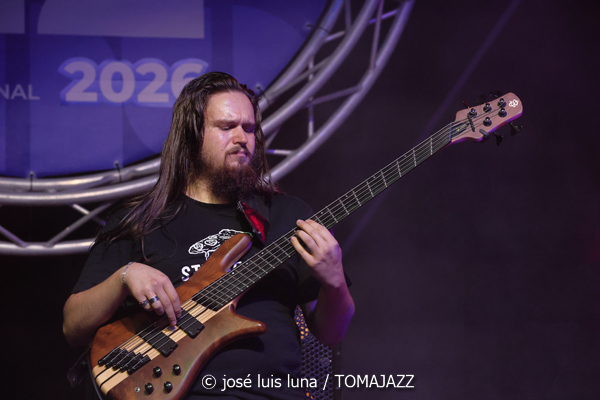 L.A.B. Trio (38 Eivissa Jazz Festival. 2026-09-03) Por José Luis Luna Rocafort [INSTANTZZ AKA Galería fotográfica AKA Fotoblog de jazz, impro… y algo más] - Tomajazz - L.A.B. Trio actuó en el 38 Eivissa Jazz Festival como ganador del Concurso de Grupos del Festival de Jazz de Getxo. José Luis Luna Rocafort lo retrata en INSTANTZZ. L.A.B. Trio son Leela Faude, Alexandre Barthalay, Barnabás Miháy