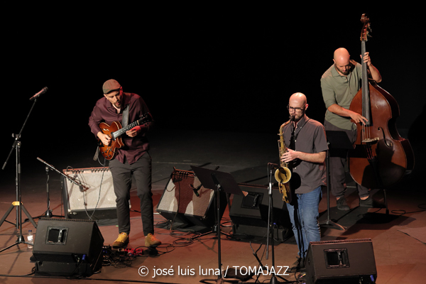 Víctor Antón Cuarteto (XII JazzEñe 2026. Teatro Victoria Eugenia, Donostia - San Sebastián. 2026-07-25) Por José Luis Luna Rocafort [INSTANTZZ AKA Galería fotográfica AKA Fotoblog de jazz, impro… y algo más] - Tomajazz - La propuesta Víctor Antón Cuarteto fue una de las seleccionadas en el XII JazzEñe 2026, que se celebró en julio de 2025 en Donosti. José Luis Luna Rocafort lo retrata en INSTANTZZ. Con Víctor Antón, Daniel Juárez, Darío Guibert, Rodrigo Ballesteros