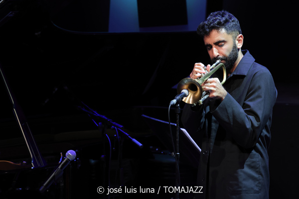 Riley Mulherkar (49 Festival de Jazz de Vitoria-Gasteiz 2026. 2026-07-17) Por José Luis Luna Rocafort [INSTANTZZ AKA Galería fotográfica AKA Fotoblog de jazz, impro… y algo más] - Tomajazz - Riley Mulherkar actuó en el 49 Festival de Jazz de Vitoria-Gasteiz 2026. José Luis Luna Rocafort lo retrata en INSTANTZZ. Con Riley Mulherkar, Barry Stephenson, Chris Pattishall, Jason Burger