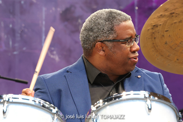 Charles Tolliver Africa/Brass Celebrating Coltrane's Centennial (61 Jazzaldia 2026. Donosti. 2026-07-25) Por José Luis Luna Rocafort [INSTANTZZ AKA Galería fotográfica AKA Fotoblog de jazz, impro… y algo más] - Tomajazz - Charles Tolliver Africa/Brass Celebrating Coltrane's Centennial actuó en el 61 Jazzaldia 2026 en San Sebastián. José Luis Luna Rocafort lo retrata en INSTANTZZ. Con Charles Tolliver, Camille Thurman, Darrell Green, Antonio Faraò, Chris Dahlgren, Eneko Dieguez, Miguel Velasco, Antonio Lozano, Pedro Mullor Boix, Ariadna Alcober Lizana, Alba Castellanos Fernández, Galder Oneca Fuentes, Nicolás Chasco, Alessio Lubrano, Ander Caro, Asier Iturbe, Aníbal Andrés, Aránzazu Rodríguez