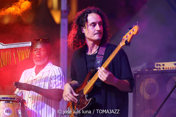 The Illusions & Nathan Haines (38 Eivissa Jazz Festival. 2026-09-03) Por José Luis Luna Rocafort [INSTANTZZ AKA Galería fotográfica AKA Fotoblog de jazz, impro… y algo más] - Tomajazz - The Illusions & Nathan Haines actuaron en el 38 Eivissa Jazz Festival. José Luis Luna Rocafort lo retrata en INSTANTZZ. Participaron Pere Navarro, Franco Botto, Antonio Blakstad, Antoni Marí, Antonio Prosper, Arturo García, Katana McKenzie, Nathan Haines