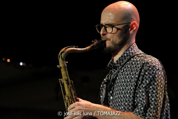 Daniel Juárez Quartet: Reflexividad (XII JazzEñe 2026. Teatro Victoria Eugenia, Donostia - San Sebastián. 2026-07-25) Por José Luis Luna Rocafort [INSTANTZZ AKA Galería fotográfica AKA Fotoblog de jazz, impro… y algo más] - Tomajazz - Daniel Juárez Quartet: Reflexividad actuó en el XII JazzEñe 2026 que se celebró en el Teatro Victoria Eugenia de Donostia - San Sebastián, el 25 de julio de 2026. José Luis Luna Rocafort lo retrata en INSTANTZZ. Con Daniel Juárez, Xan Campos, Darío Guibert, Rodrigo Ballesteros