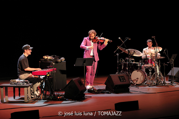 El Gran Ra (XII JazzEñe 2026. Teatro Victoria Eugenia, Donostia - San Sebastián. 2026-07-24) Por José Luis Luna Rocafort [INSTANTZZ AKA Galería fotográfica AKA Fotoblog de jazz, impro… y algo más] - Tomajazz - El Gran Ra actuó en el XII JazzEñe 2026 en San Sebastián. José Luis Luna Rocafort lo retrata en INSTANTZZ. Con Raúl Márquez, David Sancho, Fran Gayo