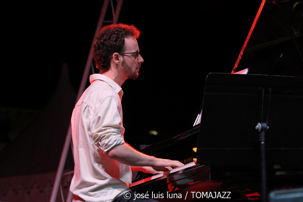 Antoni Marí Sextet (38 Eivissa Jazz Festival. 2026-09-04) Por José Luis Luna Rocafort [INSTANTZZ AKA Galería fotográfica AKA Fotoblog de jazz, impro… y algo más] - Tomajazz - Antoni Marí Sextet actuó en el 38 Eivissa Jazz Festival 2026. José Luis Luna Rocafort lo retrata en INSTANTZZ. Con Antoni Marí, Oriol Vallés, Gabriel Amargant, Guillaume Coulbois, Ot Granados, Rubén Bueno