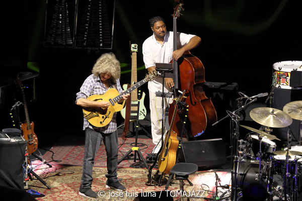 Pat Metheny Side-Eye III+ (61 Jazzaldia 2026. Donosti. 2026-07-25) Por José Luis Luna Rocafort [INSTANTZZ AKA Galería fotográfica AKA Fotoblog de jazz, impro… y algo más] - Tomajazz - Pat Metheny Side-Eye III+ actuó en el 61 Jazzaldia 2026. José Luis Luna Rocafort lo retrata en INSTANTZZ. Con Pat Metheny, Chris Fishman, Joe Dyson, Jermaine Paul, Leonard Patton