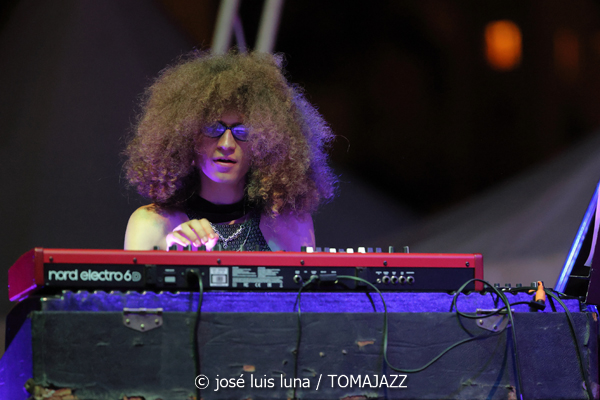 L.A.B. Trio (38 Eivissa Jazz Festival. 2026-09-03) Por José Luis Luna Rocafort [INSTANTZZ AKA Galería fotográfica AKA Fotoblog de jazz, impro… y algo más] - Tomajazz - L.A.B. Trio actuó en el 38 Eivissa Jazz Festival como ganador del Concurso de Grupos del Festival de Jazz de Getxo. José Luis Luna Rocafort lo retrata en INSTANTZZ. L.A.B. Trio son Leela Faude, Alexandre Barthalay, Barnabás Miháy