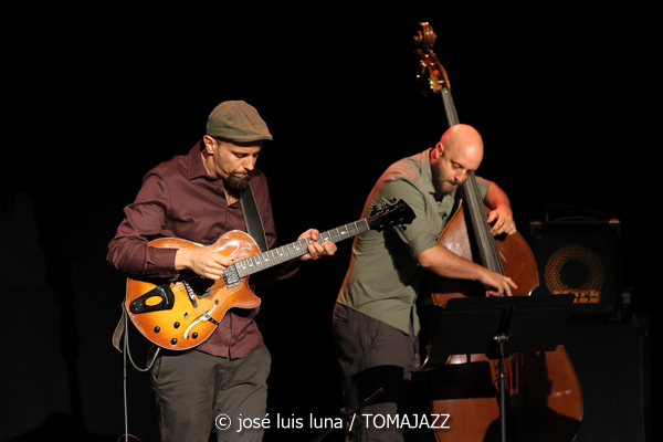 Víctor Antón Cuarteto (XII JazzEñe 2026. Teatro Victoria Eugenia, Donostia - San Sebastián. 2026-07-25) Por José Luis Luna Rocafort [INSTANTZZ AKA Galería fotográfica AKA Fotoblog de jazz, impro… y algo más] - Tomajazz - La propuesta Víctor Antón Cuarteto fue una de las seleccionadas en el XII JazzEñe 2026, que se celebró en julio de 2025 en Donosti. José Luis Luna Rocafort lo retrata en INSTANTZZ. Con Víctor Antón, Daniel Juárez, Darío Guibert, Rodrigo Ballesteros