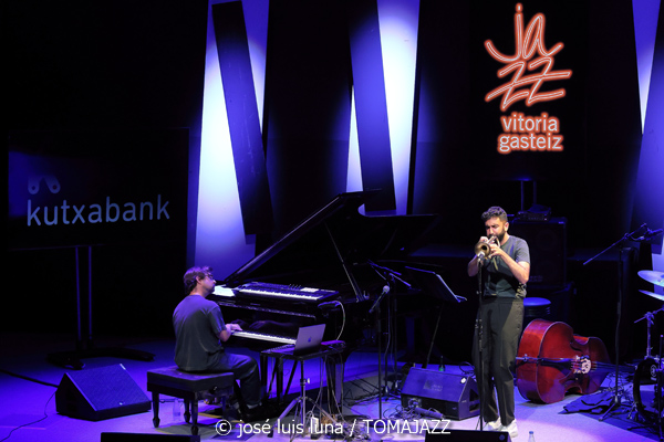 Riley Mulherkar (49 Festival de Jazz de Vitoria-Gasteiz 2026. 2026-07-17) Por José Luis Luna Rocafort [INSTANTZZ AKA Galería fotográfica AKA Fotoblog de jazz, impro… y algo más] - Tomajazz - Riley Mulherkar actuó en el 49 Festival de Jazz de Vitoria-Gasteiz 2026. José Luis Luna Rocafort lo retrata en INSTANTZZ. Con Riley Mulherkar, Barry Stephenson, Chris Pattishall, Jason Burger