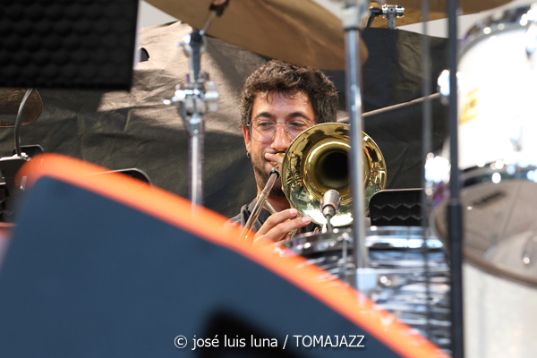 Charles Tolliver Africa/Brass Celebrating Coltrane's Centennial (61 Jazzaldia 2026. Donosti. 2026-07-25) Por José Luis Luna Rocafort [INSTANTZZ AKA Galería fotográfica AKA Fotoblog de jazz, impro… y algo más] - Tomajazz - Charles Tolliver Africa/Brass Celebrating Coltrane's Centennial actuó en el 61 Jazzaldia 2026 en San Sebastián. José Luis Luna Rocafort lo retrata en INSTANTZZ. Con Charles Tolliver, Camille Thurman, Darrell Green, Antonio Faraò, Chris Dahlgren, Eneko Dieguez, Miguel Velasco, Antonio Lozano, Pedro Mullor Boix, Ariadna Alcober Lizana, Alba Castellanos Fernández, Galder Oneca Fuentes, Nicolás Chasco, Alessio Lubrano, Ander Caro, Asier Iturbe, Aníbal Andrés, Aránzazu Rodríguez