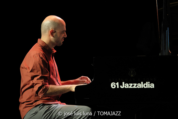 Daniel Juárez Quartet: Reflexividad (XII JazzEñe 2026. Teatro Victoria Eugenia, Donostia - San Sebastián. 2026-07-25) Por José Luis Luna Rocafort [INSTANTZZ AKA Galería fotográfica AKA Fotoblog de jazz, impro… y algo más] - Tomajazz - Daniel Juárez Quartet: Reflexividad actuó en el XII JazzEñe 2026 que se celebró en el Teatro Victoria Eugenia de Donostia - San Sebastián, el 25 de julio de 2026. José Luis Luna Rocafort lo retrata en INSTANTZZ. Con Daniel Juárez, Xan Campos, Darío Guibert, Rodrigo Ballesteros