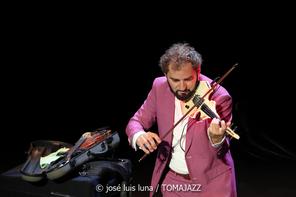 El Gran Ra (XII JazzEñe 2026. Teatro Victoria Eugenia, Donostia - San Sebastián. 2026-07-24) Por José Luis Luna Rocafort [INSTANTZZ AKA Galería fotográfica AKA Fotoblog de jazz, impro… y algo más] - Tomajazz - El Gran Ra actuó en el XII JazzEñe 2026 en San Sebastián. José Luis Luna Rocafort lo retrata en INSTANTZZ. Con Raúl Márquez, David Sancho, Fran Gayo
