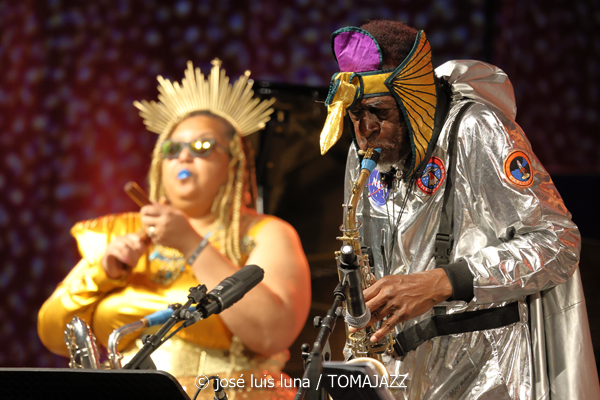 Sun Ra Arkestra (49 Festival de Jazz de Vitoria-Gasteiz 2026. 2026-07-16) Por José Luis Luna Rocafort [INSTANTZZ AKA Galería fotográfica AKA Fotoblog de jazz, impro… y algo más] - Tomajazz - Sun Ra Arkestra actuó en el 49 Festival de Jazz de Vitoria-Gasteiz 2026. José Luis Luna Rocafort lo retrata en INSTANTZZ. Sun Ra Arkestra son Tara Middleton, Knoel Scott, Chris Hemingway, James Stewart, Alex Harding, Michael Ray, Cecil Brooks, Andrae Murchison, Vicent Chancey, Lafayette Gilchrist, Stephen Killion, Carl Le Blanc, George Gary, Elson Nascimento, Jose Da Silva