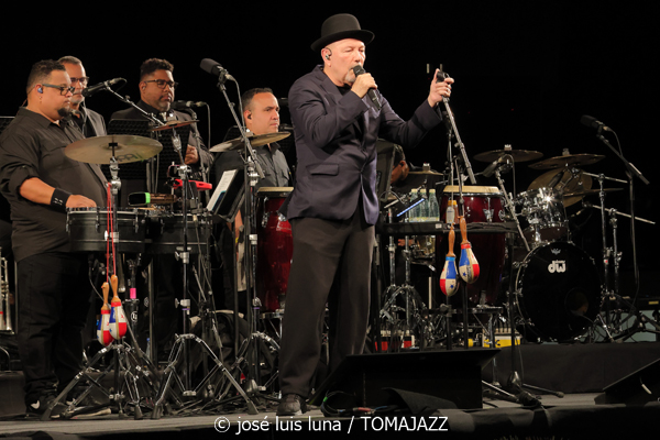 Rubén Blades con Roberto Delgado Big Band (49 Festival de Jazz de Vitoria-Gasteiz 2026. 2026-07-17) Por José Luis Luna Rocafort [INSTANTZZ AKA Galería fotográfica AKA Fotoblog de jazz, impro… y algo más] - Tomajazz - Rubén Blades con Roberto Delgado Big Band actuó en el 49 Festival de Jazz de Vitoria-Gasteiz 2026. José Luis Luna Rocafort lo retrata en INSTANTZZ. Con Rubén Blades, Roberto Delgado, Iván Navarro, Luis Carlos Pérez, Carlos Agrazal, Miguel Arau, Carlos Ubarte, Alejandro Castillo, Emaus Montero, Juan Carlos López, Roberto Ruiz, Avenicio Núñez, Francisco Delvecchio, Higinio Flores, Idígoras Bethancourt, Juan Berna, Luis E. Becerra, Ademir Berrocal, Raúl Rivera, José Ramón Guerra, Daniel Jiménez-Bloise