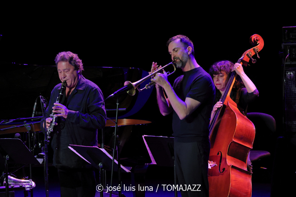 Louis Sclavis Quintet: India (61 Jazzaldia 2026. Donosti. 2026-07-26) Por José Luis Luna Rocafort [INSTANTZZ AKA Galería fotográfica AKA Fotoblog de jazz, impro… y algo más] - Tomajazz - Louis Sclavis Quintet: India actuó en el 61 Jazzaldia 2026. José Luis Luna Rocafort lo retrata en INSTANTZZ. Con Louis Sclavis, Sarah Murcia, Benjamin Moussay, Olivier Laisney, Christophe Lavergne
