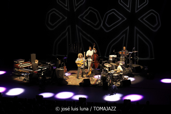 Pat Metheny Side-Eye III+ (61 Jazzaldia 2026. Donosti. 2026-07-25) Por José Luis Luna Rocafort [INSTANTZZ AKA Galería fotográfica AKA Fotoblog de jazz, impro… y algo más] - Tomajazz - Pat Metheny Side-Eye III+ actuó en el 61 Jazzaldia 2026. José Luis Luna Rocafort lo retrata en INSTANTZZ. Con Pat Metheny, Chris Fishman, Joe Dyson, Jermaine Paul, Leonard Patton