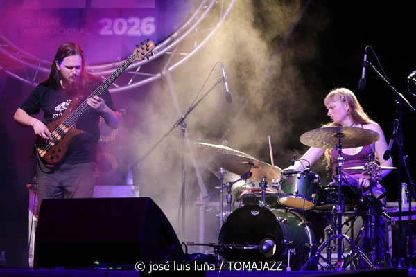 L.A.B. Trio (38 Eivissa Jazz Festival. 2026-09-03) Por José Luis Luna Rocafort [INSTANTZZ AKA Galería fotográfica AKA Fotoblog de jazz, impro… y algo más] - Tomajazz - L.A.B. Trio actuó en el 38 Eivissa Jazz Festival como ganador del Concurso de Grupos del Festival de Jazz de Getxo. José Luis Luna Rocafort lo retrata en INSTANTZZ. L.A.B. Trio son Leela Faude, Alexandre Barthalay, Barnabás Miháy