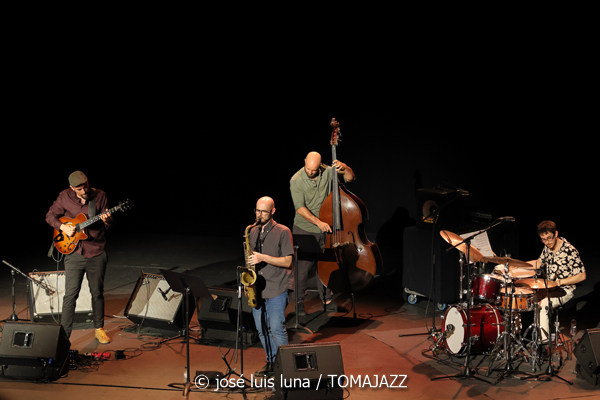 Víctor Antón Cuarteto (XII JazzEñe 2026. Teatro Victoria Eugenia, Donostia - San Sebastián. 2026-07-25) Por José Luis Luna Rocafort [INSTANTZZ AKA Galería fotográfica AKA Fotoblog de jazz, impro… y algo más] - Tomajazz - La propuesta Víctor Antón Cuarteto fue una de las seleccionadas en el XII JazzEñe 2026, que se celebró en julio de 2025 en Donosti. José Luis Luna Rocafort lo retrata en INSTANTZZ. Con Víctor Antón, Daniel Juárez, Darío Guibert, Rodrigo Ballesteros