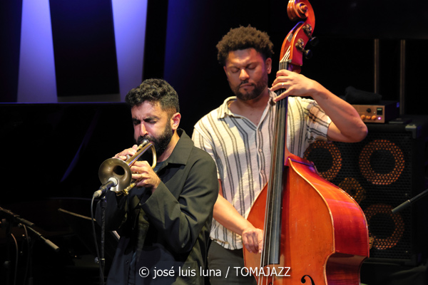 Riley Mulherkar (49 Festival de Jazz de Vitoria-Gasteiz 2026. 2026-07-17) Por José Luis Luna Rocafort [INSTANTZZ AKA Galería fotográfica AKA Fotoblog de jazz, impro… y algo más] - Tomajazz - Riley Mulherkar actuó en el 49 Festival de Jazz de Vitoria-Gasteiz 2026. José Luis Luna Rocafort lo retrata en INSTANTZZ. Con Riley Mulherkar, Barry Stephenson, Chris Pattishall, Jason Burger