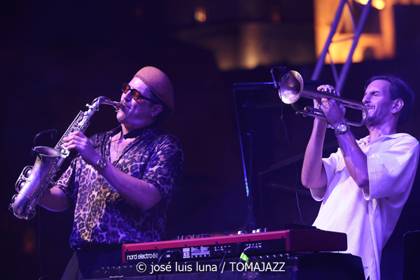 The Illusions & Nathan Haines (38 Eivissa Jazz Festival. 2026-09-03) Por José Luis Luna Rocafort [INSTANTZZ AKA Galería fotográfica AKA Fotoblog de jazz, impro… y algo más] - Tomajazz - The Illusions & Nathan Haines actuaron en el 38 Eivissa Jazz Festival. José Luis Luna Rocafort lo retrata en INSTANTZZ. Participaron Pere Navarro, Franco Botto, Antonio Blakstad, Antoni Marí, Antonio Prosper, Arturo García, Katana McKenzie, Nathan Haines
