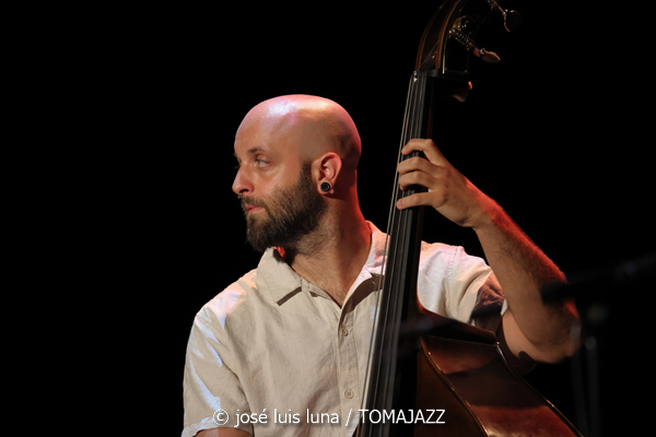 Daniel Juárez Quartet: Reflexividad (XII JazzEñe 2026. Teatro Victoria Eugenia, Donostia - San Sebastián. 2026-07-25) Por José Luis Luna Rocafort [INSTANTZZ AKA Galería fotográfica AKA Fotoblog de jazz, impro… y algo más] - Tomajazz - Daniel Juárez Quartet: Reflexividad actuó en el XII JazzEñe 2026 que se celebró en el Teatro Victoria Eugenia de Donostia - San Sebastián, el 25 de julio de 2026. José Luis Luna Rocafort lo retrata en INSTANTZZ. Con Daniel Juárez, Xan Campos, Darío Guibert, Rodrigo Ballesteros